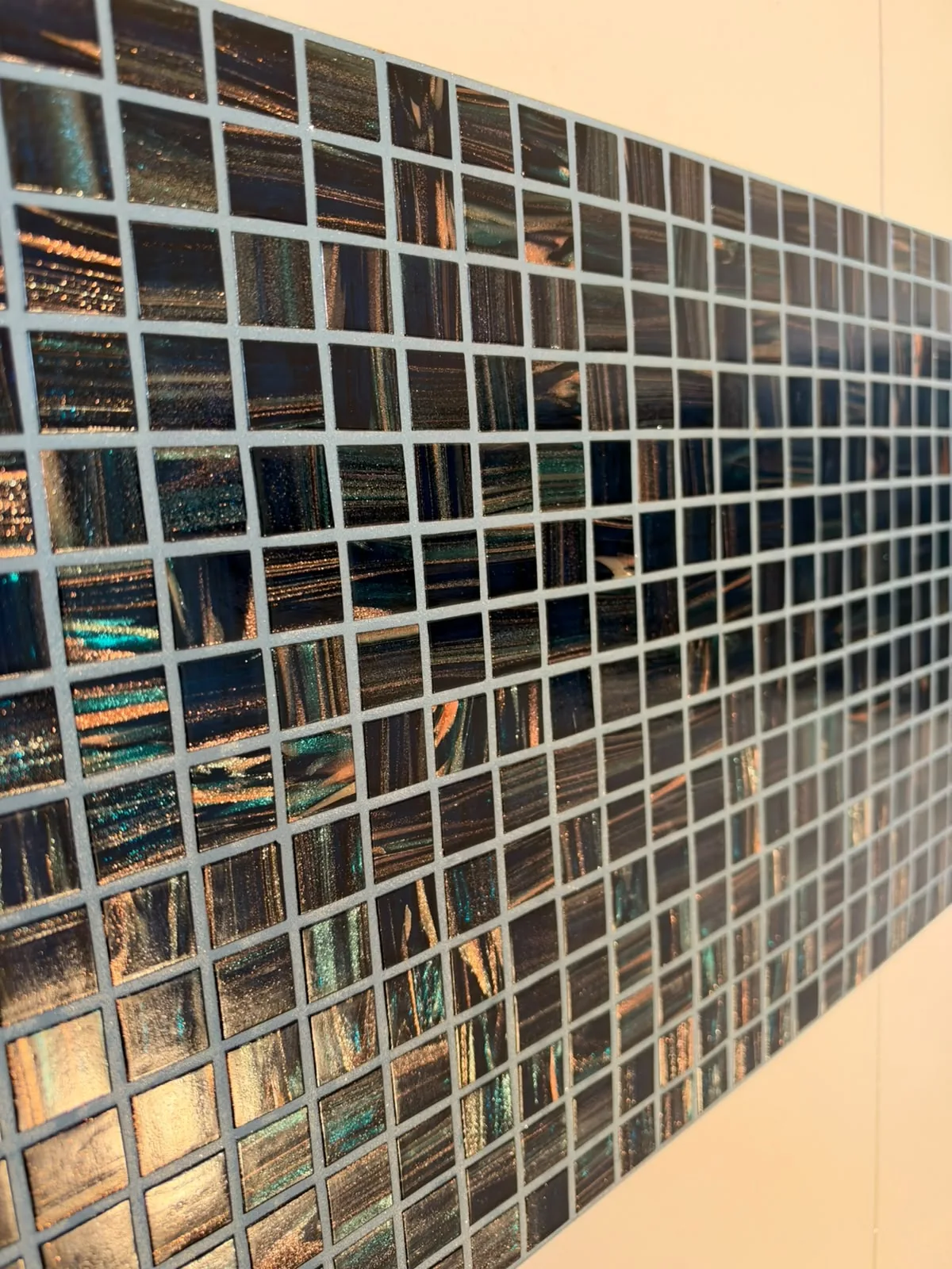 Detail van afgewerkte epoxy voegen in mozaïektegels, particuliere klant, oktober 2026, KitKing