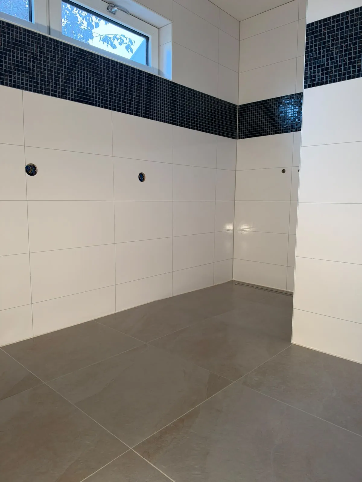 Epoxy voegen op de wand en vloer van een nieuwe badkamer door KitKing