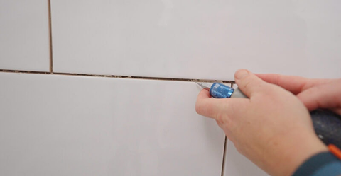 Schimmel in tegelvoegen verwijderen