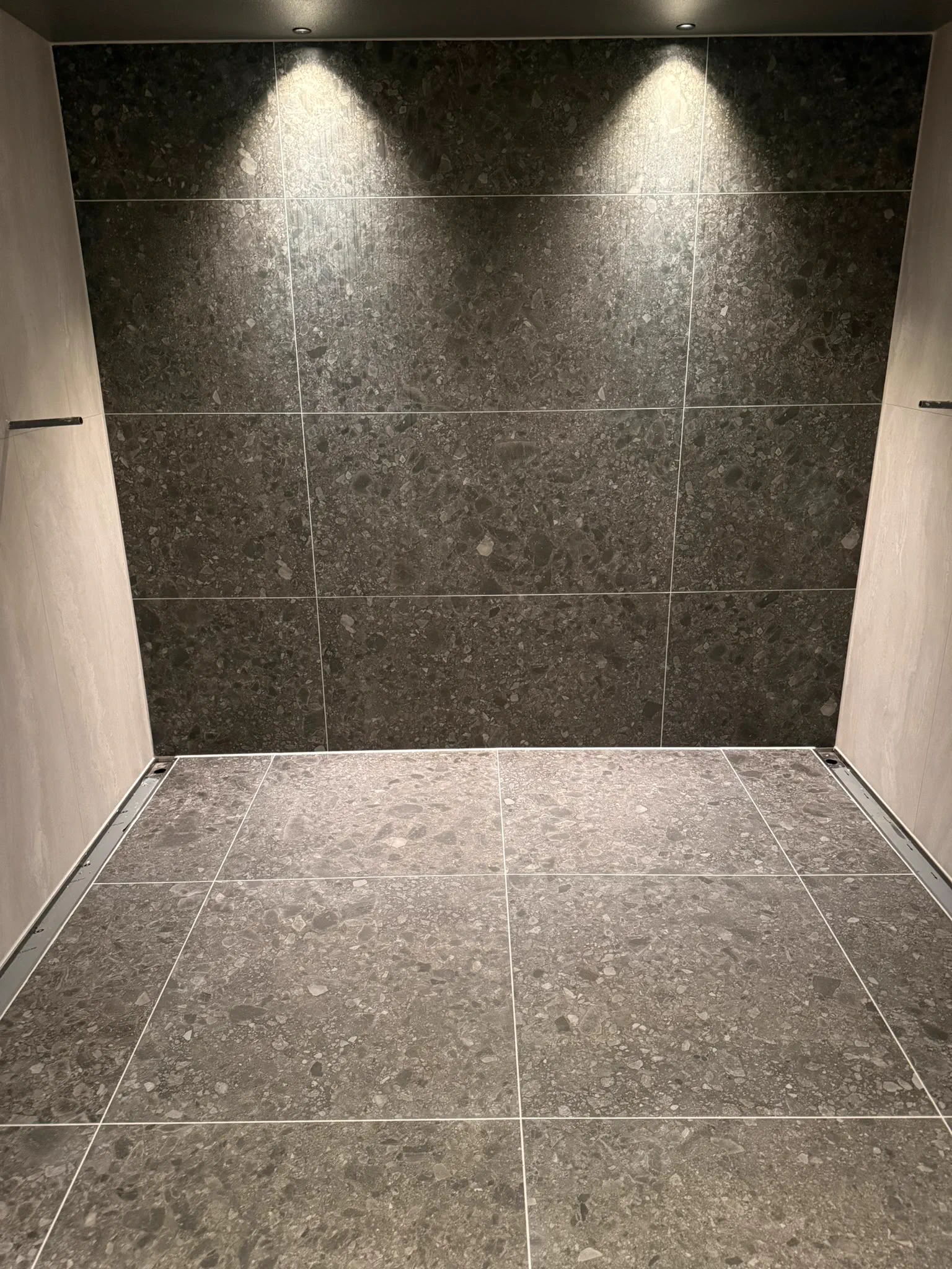 Afgewerkte badkamer met douchedrain