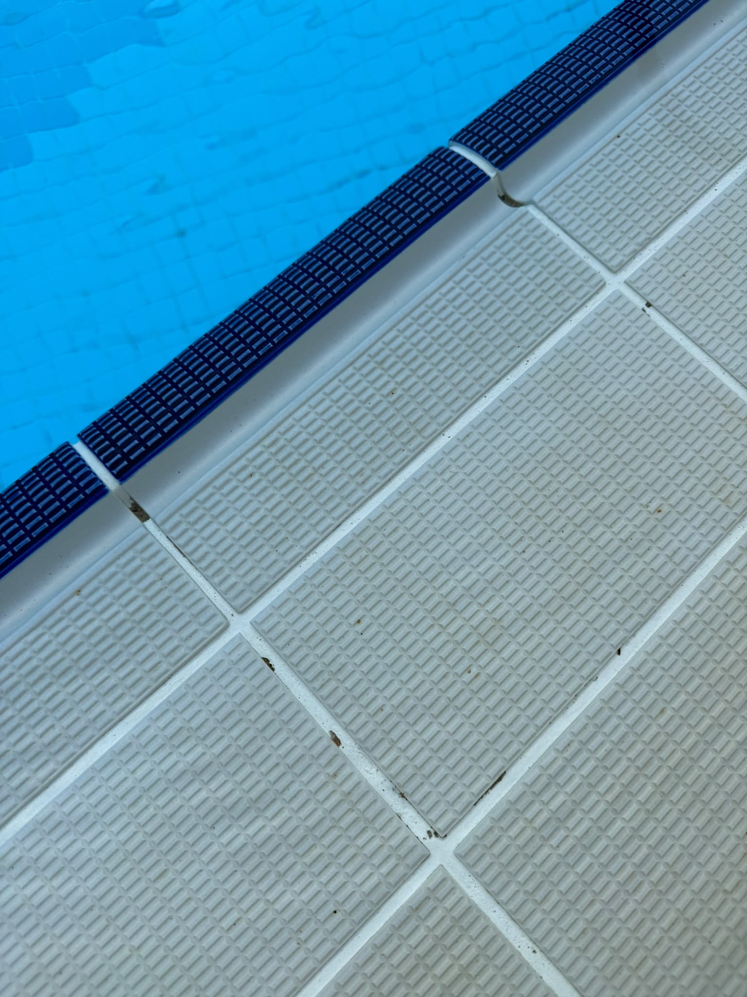 Zwembad met beschadigd kitwerk dat inspectie nodig heeft
