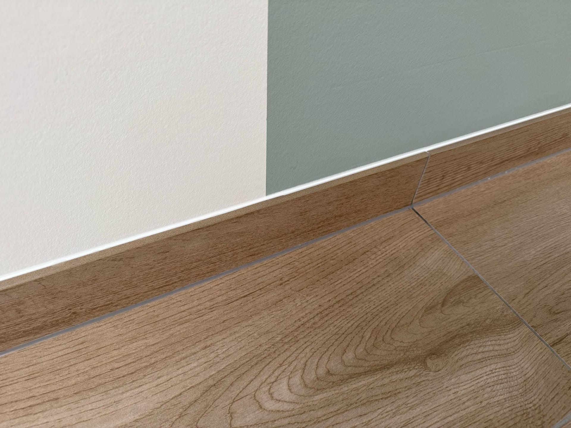 strak afgekitte plinten door KitKing